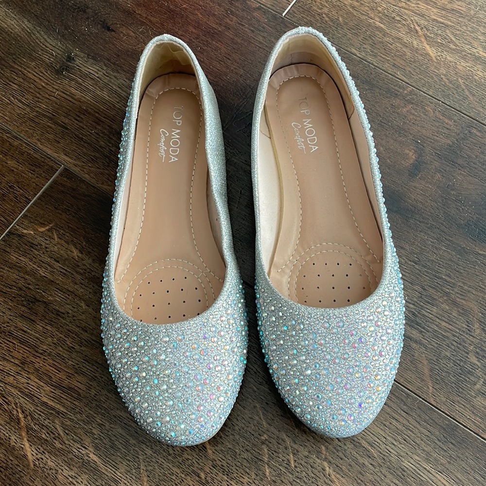 Silver gemmed flats